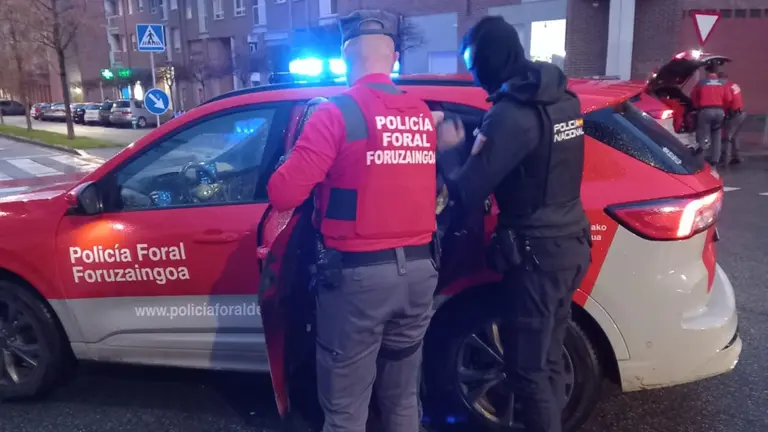 Imagen de la detenci&oacute;n del hombre de 84 a&ntilde;os que ha apu&ntilde;alado a una mujer en Pamplona. POLIC&Iacute;A FORAL