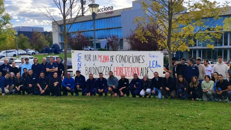 Trabajadores de CENER Sang&uuml;esa se concentran para pedir una mejora en sus condiciones laborales. CEDIDA