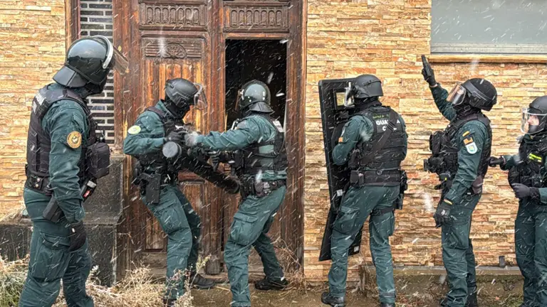 Agentes de la Guardia Civil acceden a un domicilio. GUARDIA CIVIL