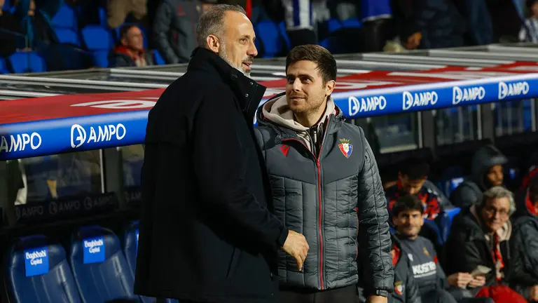 Los t&eacute;cnicos de Osasuna, el italiano Alessio Lisci (d) y de la Real Sociedad, el estadounidense Pellegrino Matarazzo, se saludan antes del inicio del encuentro correspondiente a los octavos de final de la Copa del Rey que disputan hoy martes en el estadio de Anoeta, en San Sebasti&aacute;n. EFE / Javier Etxezarreta.