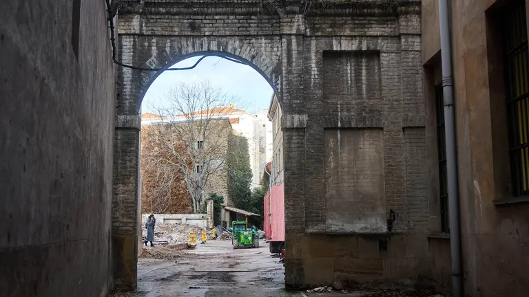 La Gerencia y la Comisi&oacute;n de Urbanismo del Ayuntamiento visitan las obras de derribo de las las edificaciones interiores del antiguo edificio del Oscus en la calle Navarrer&iacute;a de Pamplona. I&Ntilde;IGO ALZUGARAY