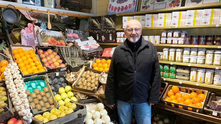 Aurelio P&eacute;rez en la tienda alimentaci&oacute;n Garijo en la calle Padre Calatayud 7 de Pamplona. Navarra.com