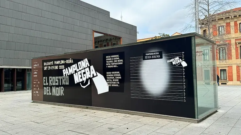 Cartel de Pamplona Negra en la plaza de Baluarte. CEDIDA