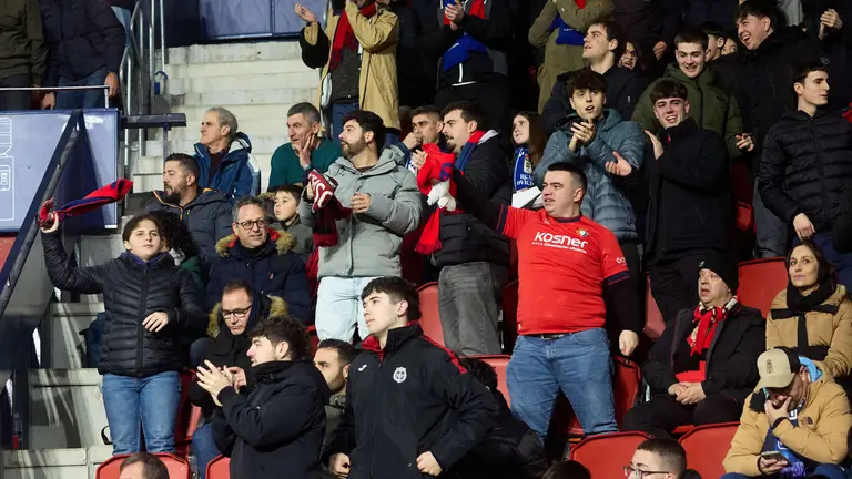 La grada del estadio de El Sadar durante el partido de La Liga EA Sports entre CA Osasuna y Real Oviedo disputado en Pamplona. I&Ntilde;IGO ALZUGARAY