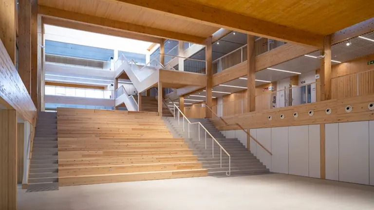 Grader&iacute;o situado en el atrio central del edificio de la nueva facultad de Ciencias de la Salud de la UPNA. UNIVERSIDAD P&Uacute;BLICA DE NAVARRA