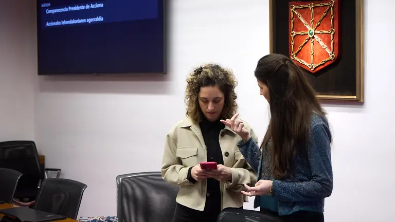 La letrada del Parlamento de Navarra y la presidenta de la comisi&oacute;n que investiga las obras de los t&uacute;neles de Belate dialogan tras la no comparecencia del presidente de Acciona, Jos&eacute; Manuel Entrecanales, a la que hab&iacute;a sido citado. I&Ntilde;IGO ALZUGARAY