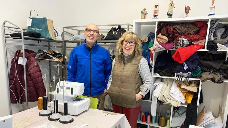 Benjam&iacute;n y Ana en la tienda el costurero de Ana en Zizur Mayor. Navarra.com