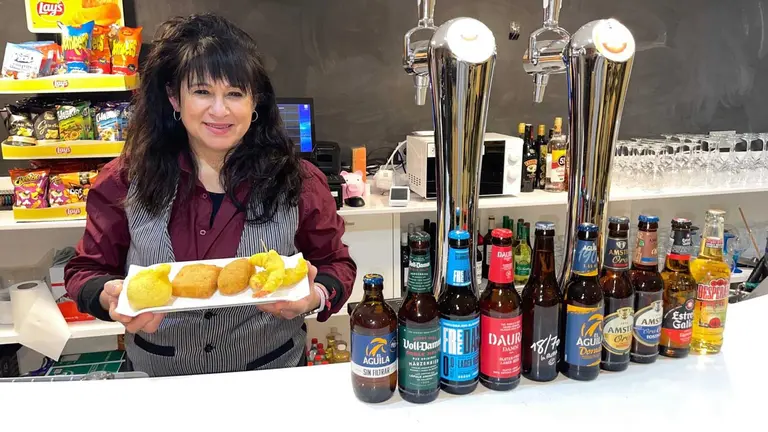 Silvania Amancio con sus fritos en el bar El Centro de Cordovilla. Cedida.