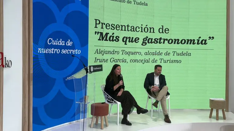 El alcalde de Tudela, Alejandro Toquero, y la concejal de Turismo, Irune Garc&iacute;a, en FITUR 2026. AYUNTAMIENTO DE TUDELA