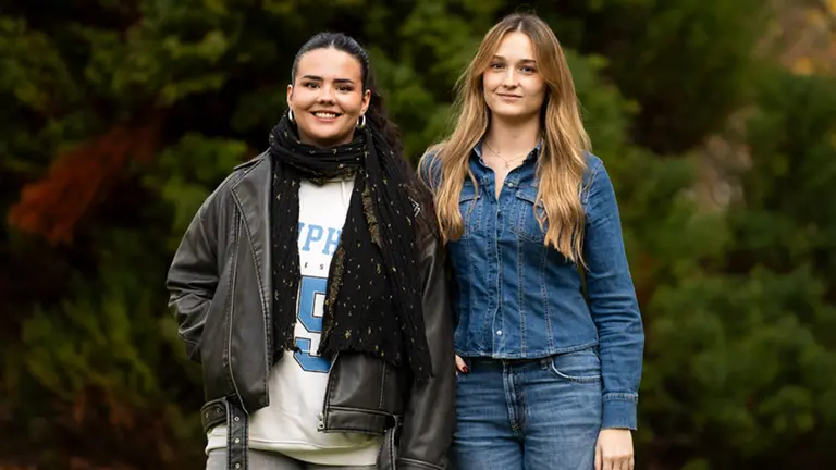 Aitziber Pel&aacute;ez (izq.) y Laura Garnica, autoras de la aplicaci&oacute;n, en el campus de Arrosadia de la UPNA. UNIVERSIDAD P&Uacute;BLICA DE NAVARRA