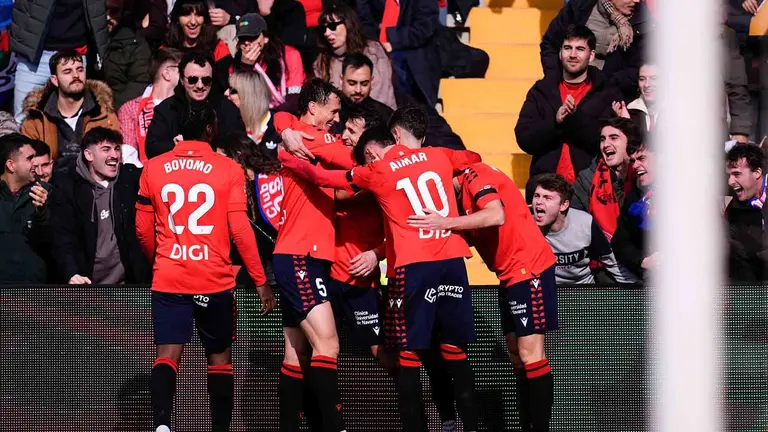 Los jugadores de Osasuna celebran la victoria de su equipo sobre el Rayo Vallecano en el estadio de Vallecas. Dennis Agyeman / AFP7 / Europa Press.