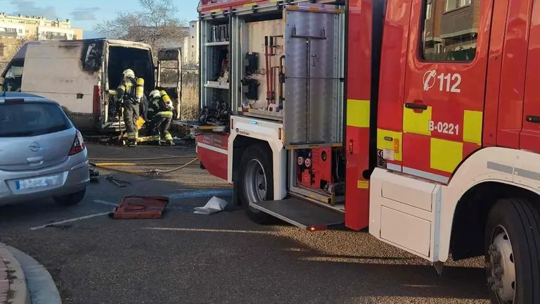 Estado en el que ha quedado la furgoneta calcinada en Tudela en la que ha fallecido una persona. BOMBEROS DE NAVARRA