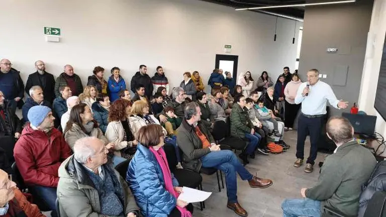 Vecinos asisten a la inauguraci&oacute;n de la nueva sala multiusos de Legarda. CEDIDA