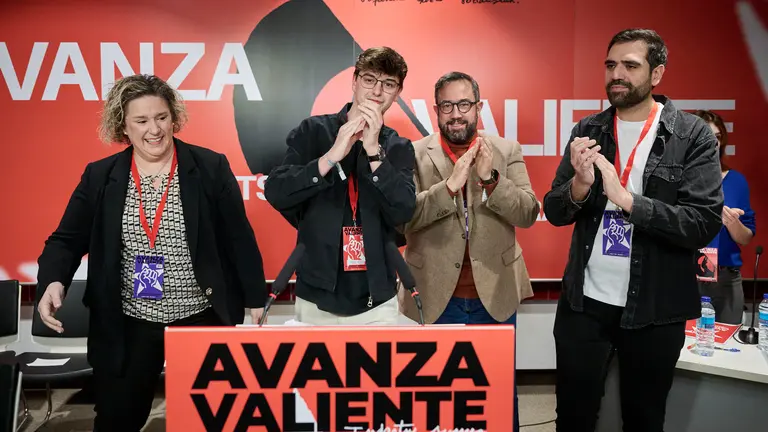 Javier Rem&iacute;rez, Esther Iso y  el nuevo secretario de juventudes Guzm&aacute;n Garc&iacute;a durante el XIII Congreso Ordinario de las Juventudes Socialistas de Navarra. PABLO LASAOSA