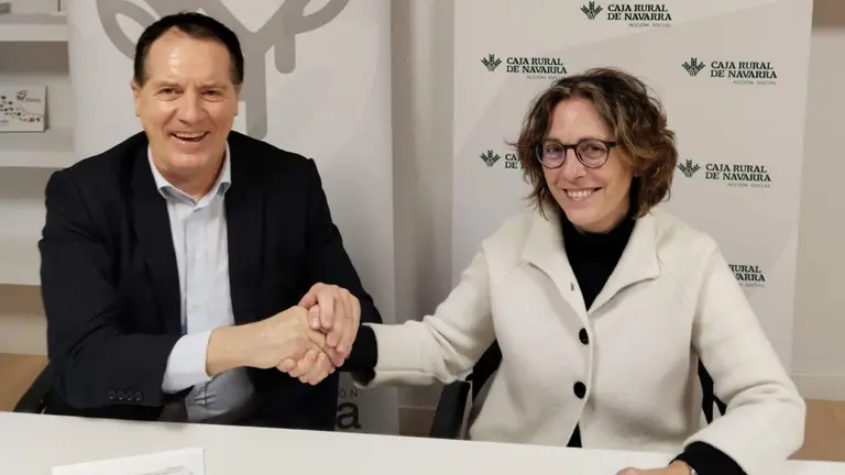 Juan Mari Ayechu, de Acci&oacute;n Social de Caja Rural de Navarra e Idoia Urzainqui, directora general de Fundaci&oacute;n Xilema. XILEMA