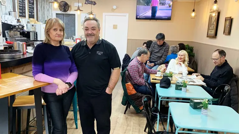 Lourdes y Pedro en su &uacute;ltimo d&iacute;a de trabajo en el bar Mal&uacute; de Pamplona. Navarra.com