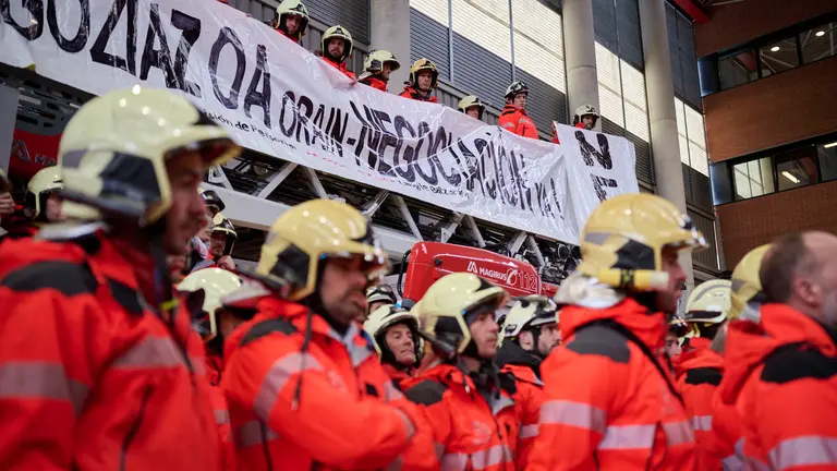 El comit&eacute; de personal del servicio de Bomberos de Navarra ofrece una rueda de prensa para criticar que "la Administraci&oacute;n ha abandonado unilateralmente la negociaci&oacute;n que ten&iacute;a abierta". PABLO LASAOSA