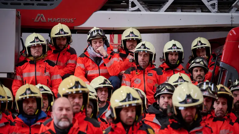 El comit&eacute; de personal del servicio de Bomberos de Navarra ofrece una rueda de prensa para criticar que "la Administraci&oacute;n ha abandonado unilateralmente la negociaci&oacute;n que ten&iacute;a abierta". PABLO LASAOSA