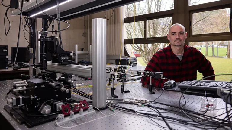 El investigador I&ntilde;igo Liberal, en el laboratorio para &oacute;ptica cu&aacute;ntica y fot&oacute;nica del campus de Arrosadia. UNIVERSIDAD P&Uacute;BLICA DE NAVARRA