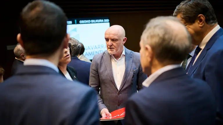 Javier Esparza, de UPN, habla con sus parlamentarios durante el Pleno del Parlamento de Navarra. PABLO LASAOSA