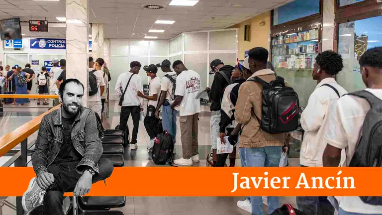 Decenas de migrantes embarcan para salir hacia la pen&iacute;&shy;nsula en Ceuta. EUROPA PRESS