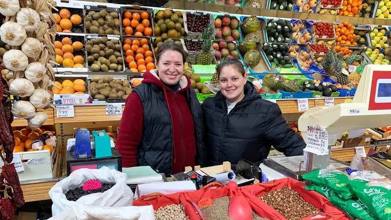 Camelia Adriana Crisan y su sobrina en la fruter&iacute;a Cristian de Pamplona. Navarra.com