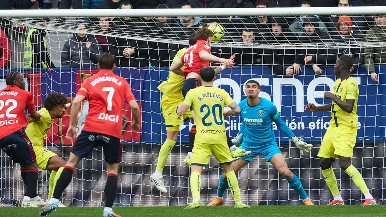 Los jugadores de Osasuna celebran el gol de V&iacute;ctor Mu&ntilde;oz (1-1) durante el partido de La Liga EA Sports entre CA Osasuna y Villarreal CF disputado en el estadio de El Sadar en Pamplona. I&Ntilde;IGO ALZUGARAY
