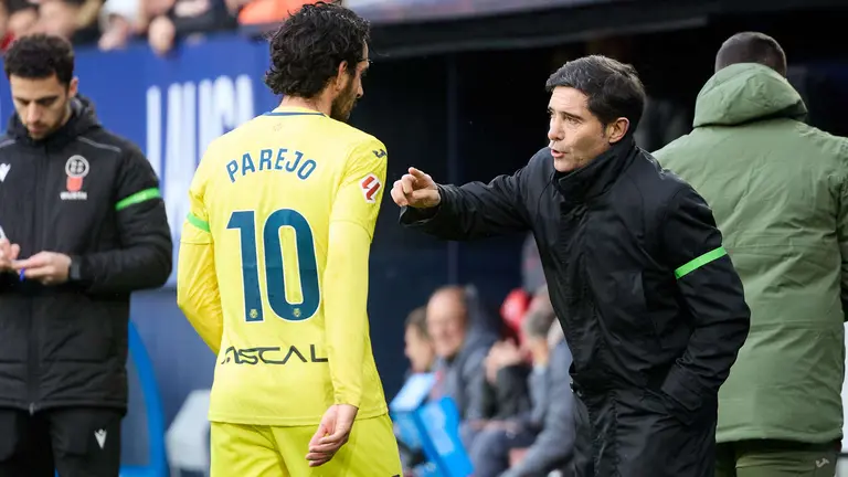 Dani Parejo (10. Villarreal CF) y Marcelino Garc&iacute;a (entrenador Villarreal CF) durante el partido de La Liga EA Sports entre CA Osasuna y Villarreal CF disputado en el estadio de El Sadar en Pamplona. I&Ntilde;IGO ALZUGARAY