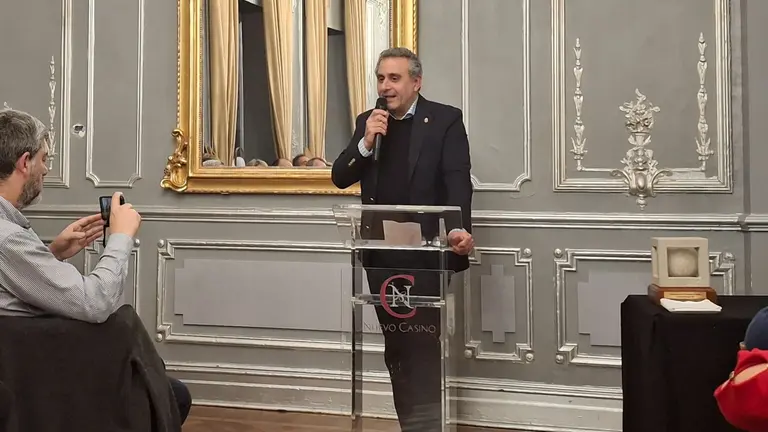 Carlos Rodr&iacute;guez F&eacute;lix recibe el Premio Periodistas de Navarra. CEDIDA