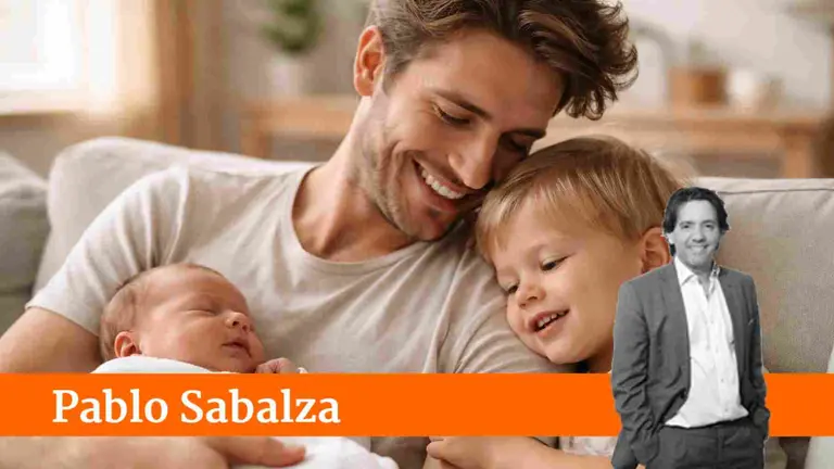 Un padre con sus hijos en brazos.