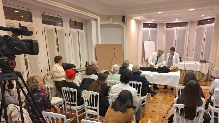 Imagen del programa intergeneracional que une a m&eacute;dicos j&oacute;venes con veteranos. COLEGIO DE M&Eacute;DICOS DE NAVARRA