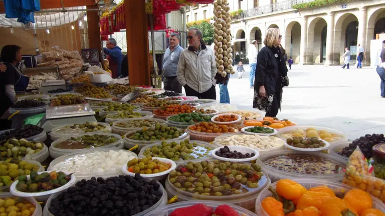 Un puesto de aceitunas en el mercado de la Feria de Tafalla. AYUNTAMIENTO DE TAFALLA