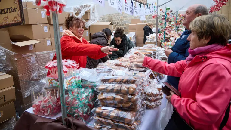 Puestos de venta de roscos y dulces en la plaza de San Nicol&aacute;s y en la calle San Miguel por la celebraci&oacute;n de San Blas. I&Ntilde;IGO ALZUGARAY