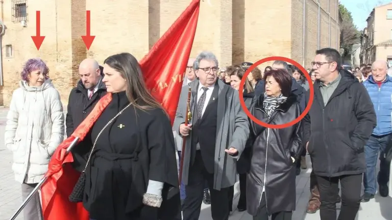 Bel&eacute;n Cerd&aacute;n (c&iacute;rculo) camina por Milagro acompa&ntilde;ada por Jos&eacute; Luis Arasti y Rebeca Esnaola (flechas). UPN