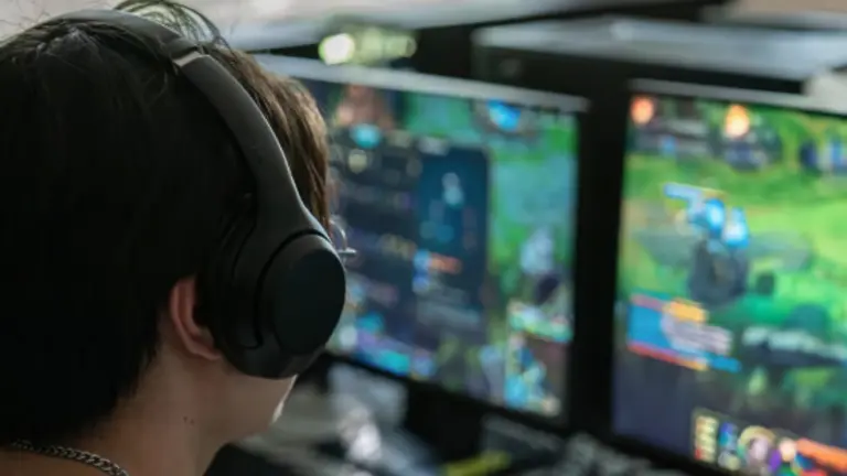 Un joven programando videojuegos. CREANAVARRA