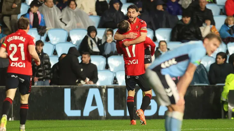 Los jugadores de Osasuna celebran el 0-1 conseguido durante el partido de LaLiga que Celta de Vigo y CA Osasuna disputan este viernes en el estadio de Bala&iacute;dos. EFE/Salvador Sas