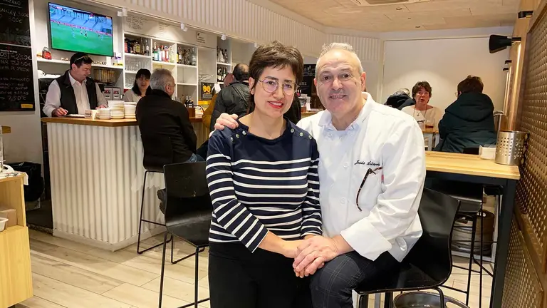 Lorena Salazar y Jes&uacute;s Astarriaga en el bar restaurante Xanti de Estella. Navarra.com