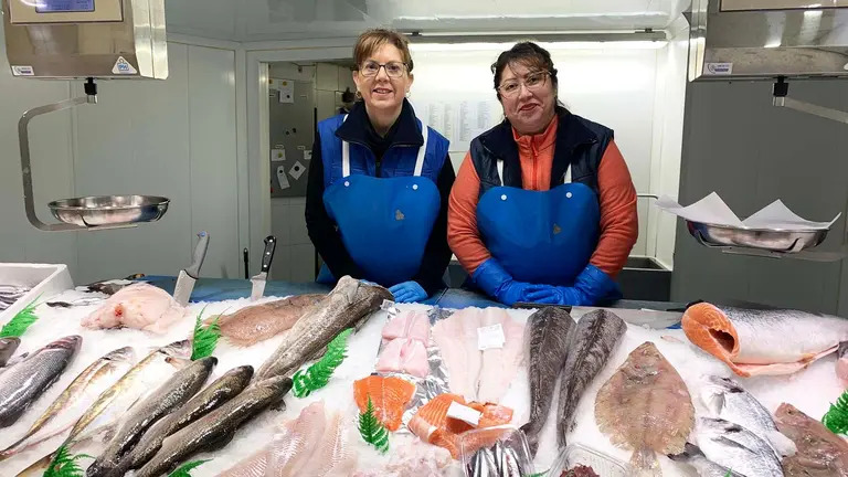 Marta y Eliana en el mostrador de la percaser&iacute;a Alday en Pamplona. Navarra.com