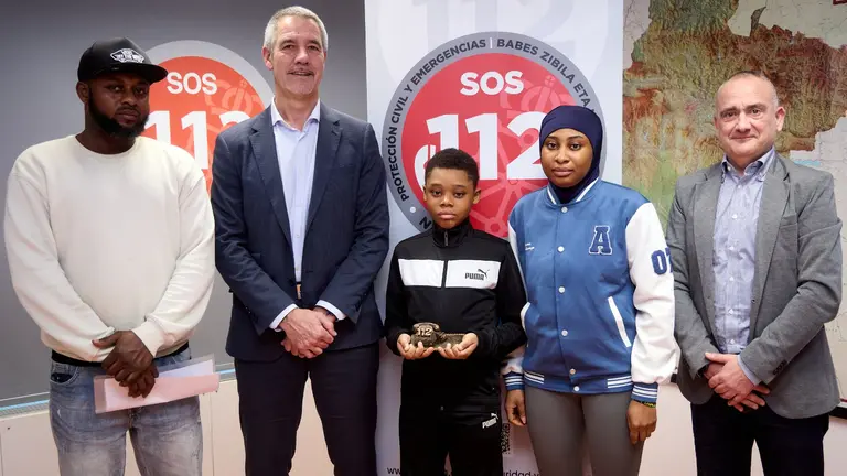 En la imagen el director general de Interior, Salvador D&iacute;ez, el ni&ntilde;o William Arthur junto a sus familiares, y el director del Servicio de Emergencias, Prevenci&oacute;n y Protecci&oacute;n Civil, Jos&eacute; Joaqu&iacute;n Pascual. GOBIERNO DE NAVARRA