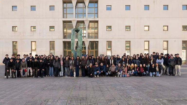 Alumnos del Instituto Navarro Villoslada, en su visita. UPNA