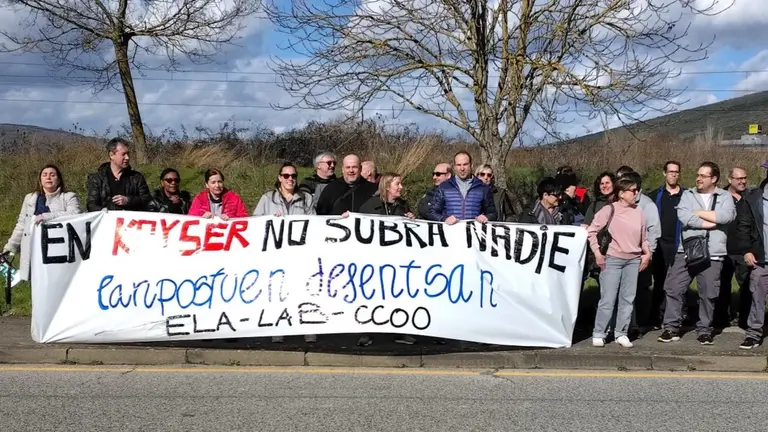 Trabajadores de Kyser Automotive se concentran en contra de cuatro despidos. SINDICATO ELA