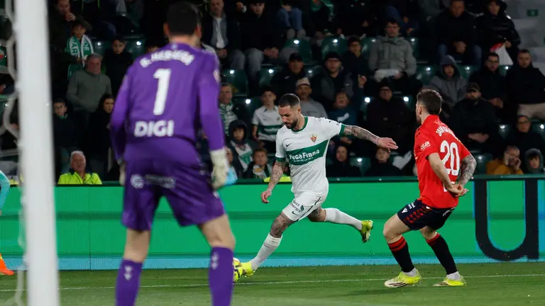 El defensa franc&eacute;s del Elche, Leo Petrot (c), con el bal&oacute;n ante el centrocampista de Osasuna, Javi Gal&aacute;n, durante el encuentro correspondiente a la jornada 24 de Laliga EA Sports que disputan este Viernes Elche y Osasuna en el estadio Mart&iacute;nez Valero, en la localidad alicantina. EFE / Pablo Miranzo.