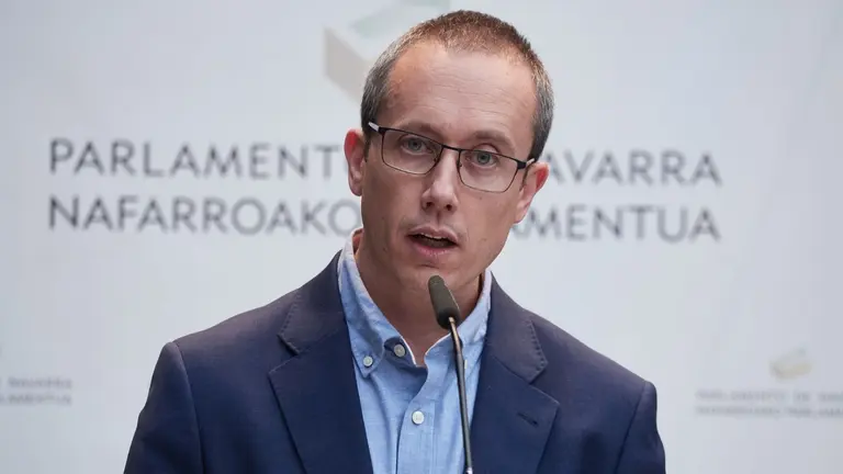 El parlamentario de EH Bildu Mikel Zabaleta realiza declaraciones en el Legislativo foral. EDUARDO SANZ / EUROPA PRESS