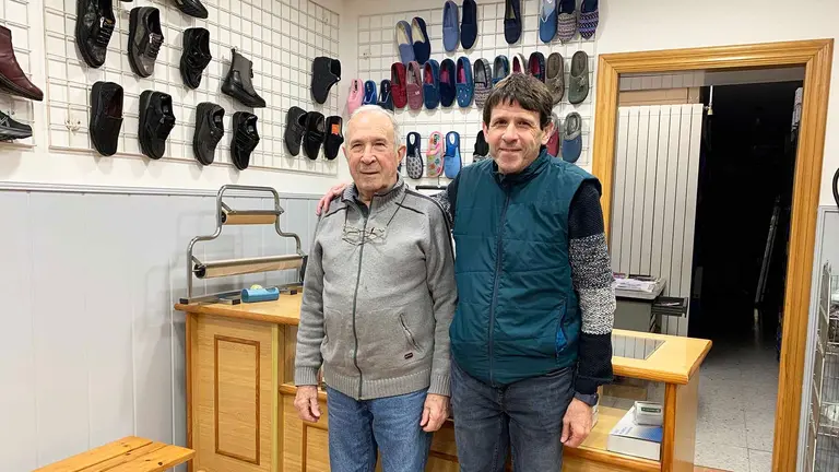Jos&eacute; Mari Garc&eacute;s y su hijo Txema Garc&eacute;s en la tienda de calzados que lleva su apellido en Villava. Navarra.com