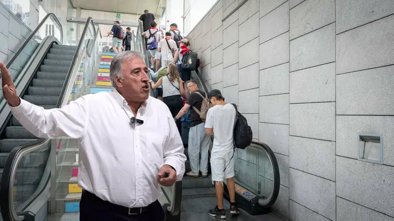 Fotomontaje con una imagen de Asiron sobre otra de turistas llegando a la estaci&oacute;n de autobuses de Pamplona. NAVARRA.COM