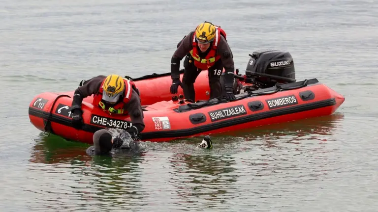 Bomberos de Navarra durante un simulacro de rescate acu&aacute;tico.
UNAI BEROIZ/GOBIERNO DE NAVARRA