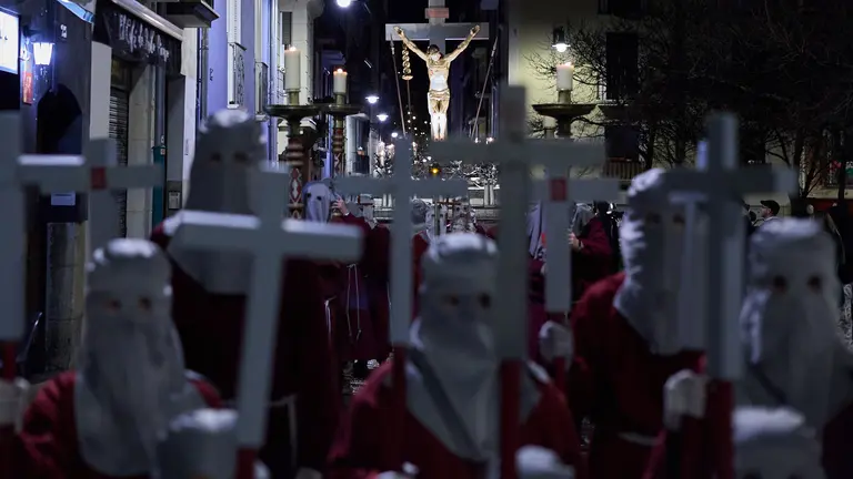 Traslado del paso del Cristo Alzado a la Catedral de Pamplona a cargo de la Hermandad de la Pasi&oacute;n del Se&ntilde;or como motivo del comienzo de la Cuaresma en el Mi&eacute;rcoles de Ceniza de 2026. I&Ntilde;IGO ALZUGARAY