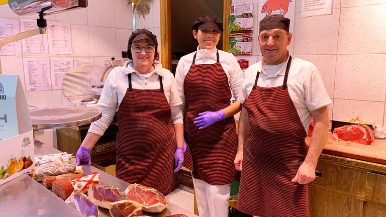 F&eacute;lix Ilarraz con dos empleadas, Merche y Ver&oacute;nica, en la carnicer&iacute;a Oloriz de Villava. Navarra.com