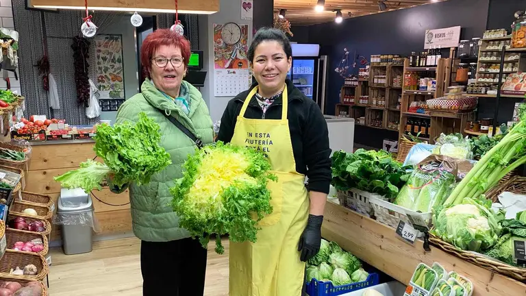 Viviana Barrigas Calder&oacute;n junto a una clienta en su fruter&iacute;a de Villava. Navarra.com