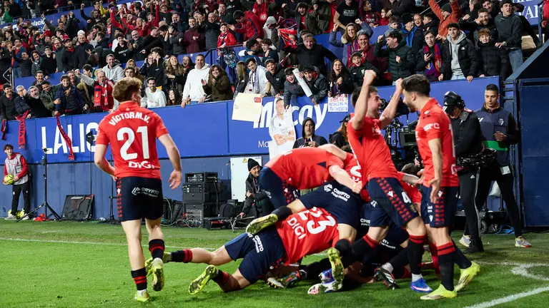 Los jugadores de Osasuna celebran el gol de Ra&uacute;l Garc&iacute;a (2-1) durante el partido de La Liga EA Sports entre CA Osasuna y Real Madrid CF disputado en el estadio de El Sadar en Pamplona. I&Ntilde;IGO ALZUGARAY